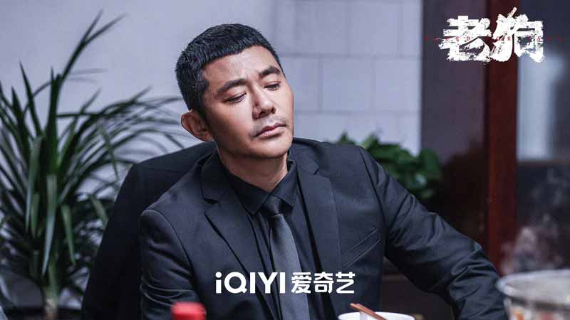 安琥电影新作《老狗》搭档姜武、包贝尔热播中 化身西装暴徒形象演绎反差魅力
