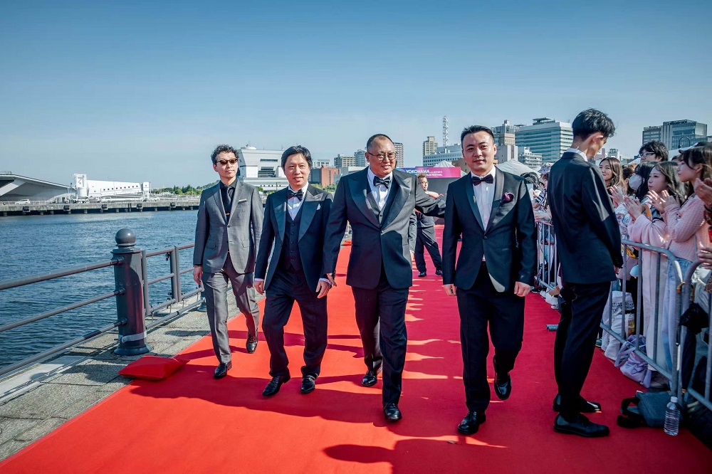 《闯缸鱼》主创团队亮相横滨国际电影节红毯.jpg